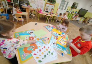 Dzieci utrwalają podstawowe kolory i naklejaja jesienne liście
