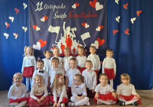 Zdjęcie grupowe dzieci z gr II na tle dekoracji