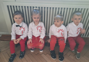 Dzieci siedzą na ławce