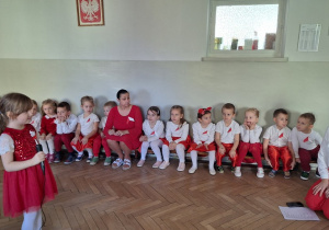 Dzieci podczas uroczystości z okazji Dnia Małego Patrioty