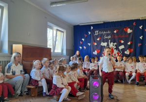 Dzieci podczas uroczystości z okazji Dnia Małego Patrioty