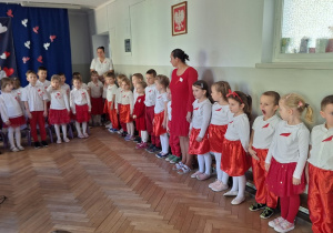 Dzieci podczas uroczystości z okazji Dnia Małego Patrioty