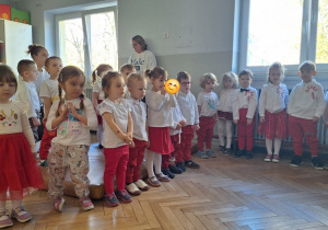 Dzieci podczas uroczystości z okazji Dnia Małego Patrioty