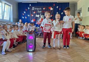 Dzieci podczas uroczystości z okazji Dnia Małego Patrioty