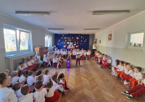 Dzieci podczas uroczystości z okazji Dnia Małego Patrioty