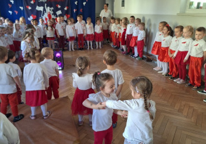 Dzieci podczas uroczystości z okazji Dnia Małego Patrioty