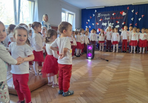 Dzieci podczas uroczystości z okazji Dnia Małego Patrioty