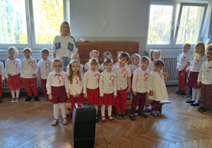 Dzieci podczas uroczystości z okazji Dnia Małego Patrioty