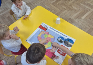 Dzieci pokazują gdzie na mapie Polski jest Warszawa