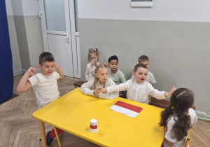 Dzieci układają obrazek z częśći - flagę Polski