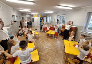 Dzieci śpiewają fragment piosenki po zdobytym punkcie dla swojej grupy