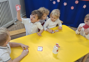 Dzieci wybierają obrazki przedstawiające symbole narodowe