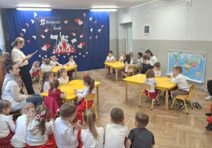 Dzieci słuchają zagadek dotyczących Polski