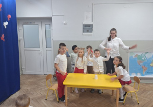 Dzieci na stojąco śpiewają fragment piosenki po zdobyciu punktu