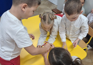 Dzieci liczą zdobyte punkty