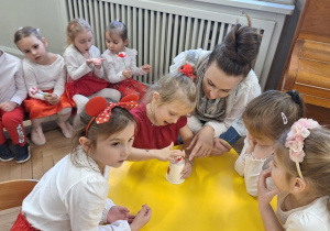 Dzieci liczą zdobyte punkty