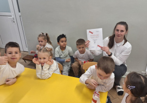 Dzieci z grupy IV otrzymały pamiątkowy dyplom. Dyplom pokazuje Pani Ola