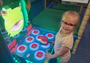 Dziewczynka bawi się w strefie gry