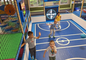 Chłopcy grają w piłkę