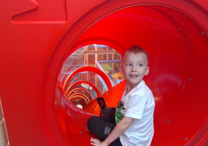 Chłopiec na zjeżdżalni