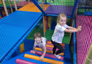 Dzieci bawią się w figloraju