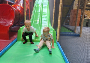 Dzieci na zjeżdżalni