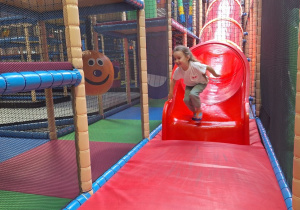 Dzieci bawią się w figloraju