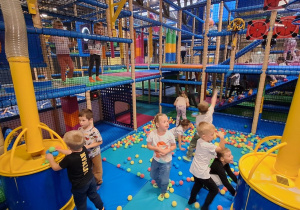 Dzieci bawią się w figloraju