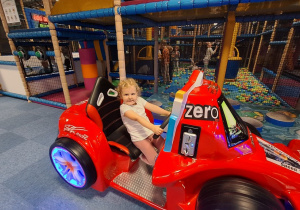 Dziecko siedzi w aucie