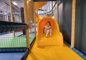 Dzieci bawią się w figloraju