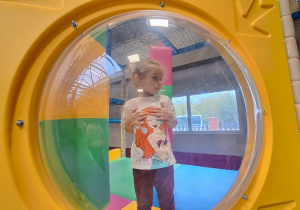 Dzieci bawią się w figloraju