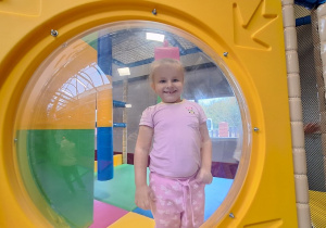 Dzieci bawią się w figloraju