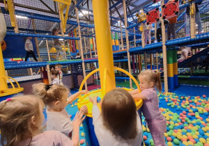 Dzieci bawią się w figloraju