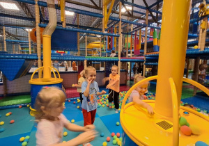 Dzieci bawią się w figloraju