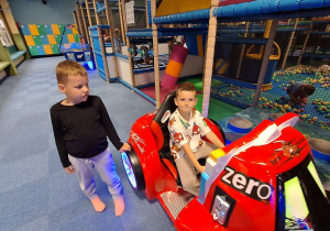 Dzieci bawią się w figloraju