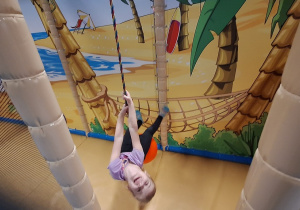 Dzieci bawią się w figloraju