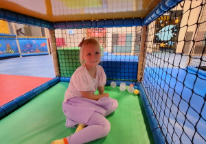 Dzieci bawią się w figloraju