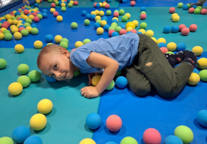 Chłpiec w strefie z piłeczkami