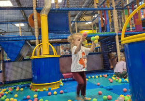 Dzieci bawią się w figloraju