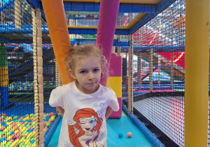 Dzieci bawią się w figloraju