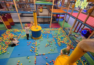 Dzieci bawią się w figloraju