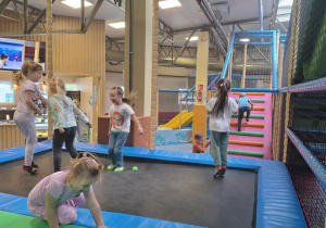 Dzieci bawią się w figloraju