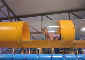 Dziewczynka w tunelu