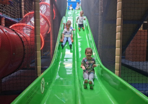 Dzieci bawią się w figloraju