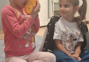 Dziewczynka wącha dynię