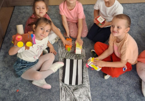 Dzieci prezentują wykonane przez siebie makiety ulicy