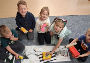 Dzieci prezentują wykonane przez siebie makiety ulicy