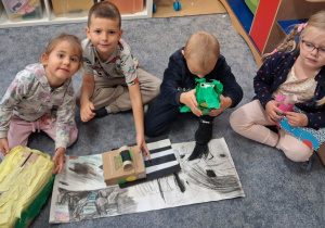 Dzieci prezentują wykonane przez siebie makiety ulicy