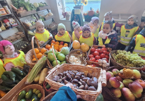 Dzieci nazywają rozpoznane warzywa i owoce
