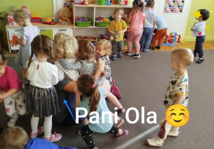 Na koniec spotkania dzieci Pani Ola przytuliła sojego syna i inne dzieci